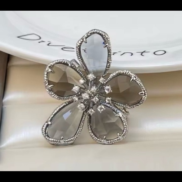 Gorgeous floral grey swarovski crystal adjustable silver plated plated ring - Picture 1 of 10
